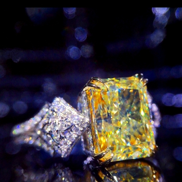 Stunning Yellow Canary Diamond Ring - Picture 2 of 6